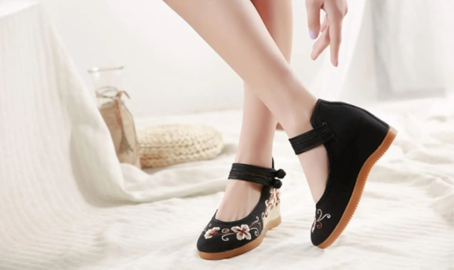 Embroidered Cloth Shoes Comfortable Round Toe Loafers Chinese Canvas Shoes Mary Jane Shoes