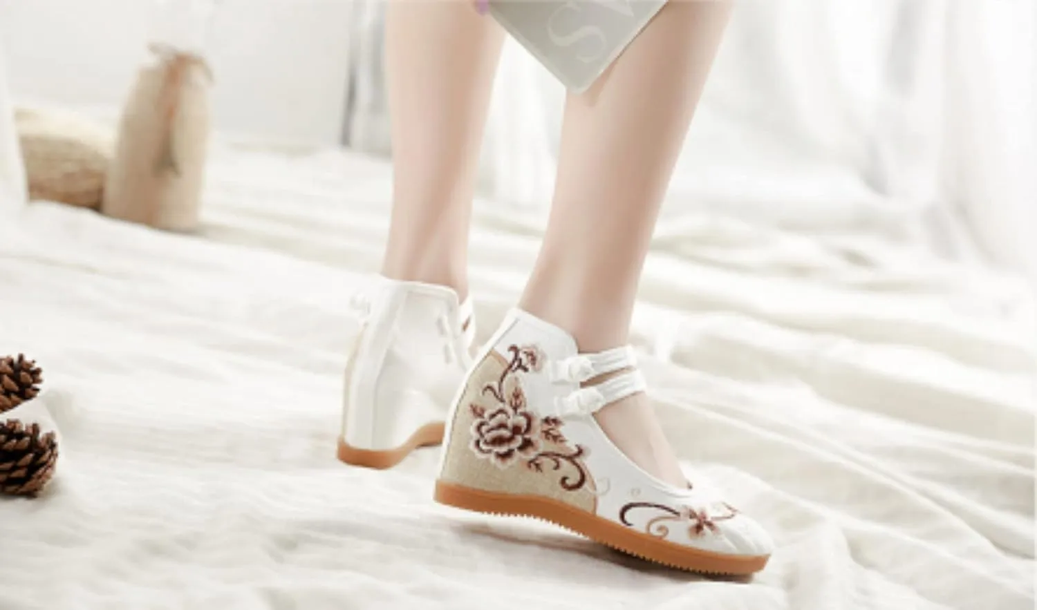 Embroidered Cloth Shoes Comfortable Round Toe Loafers Chinese Canvas Shoes Mary Jane Shoes