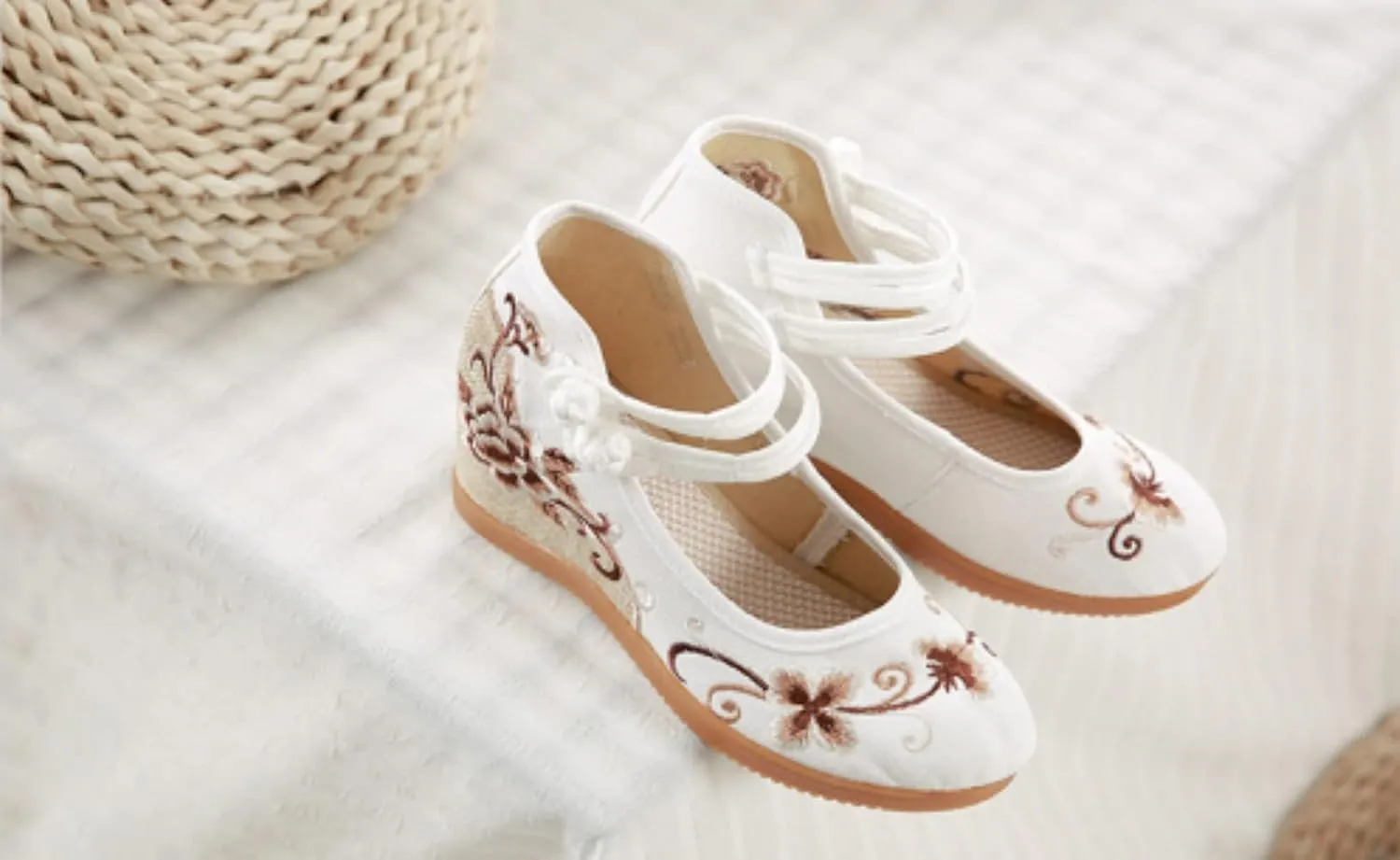 Embroidered Cloth Shoes Comfortable Round Toe Loafers Chinese Canvas Shoes Mary Jane Shoes