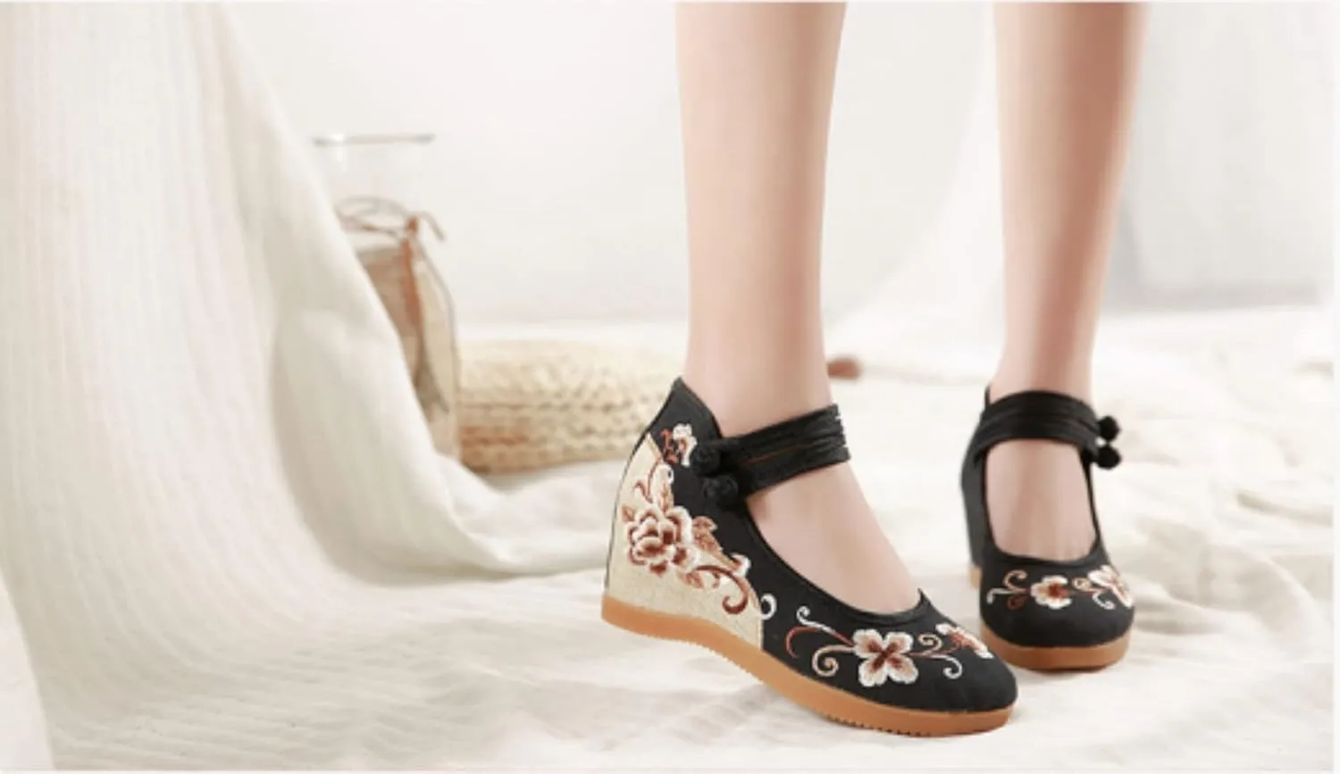 Embroidered Cloth Shoes Comfortable Round Toe Loafers Chinese Canvas Shoes Mary Jane Shoes