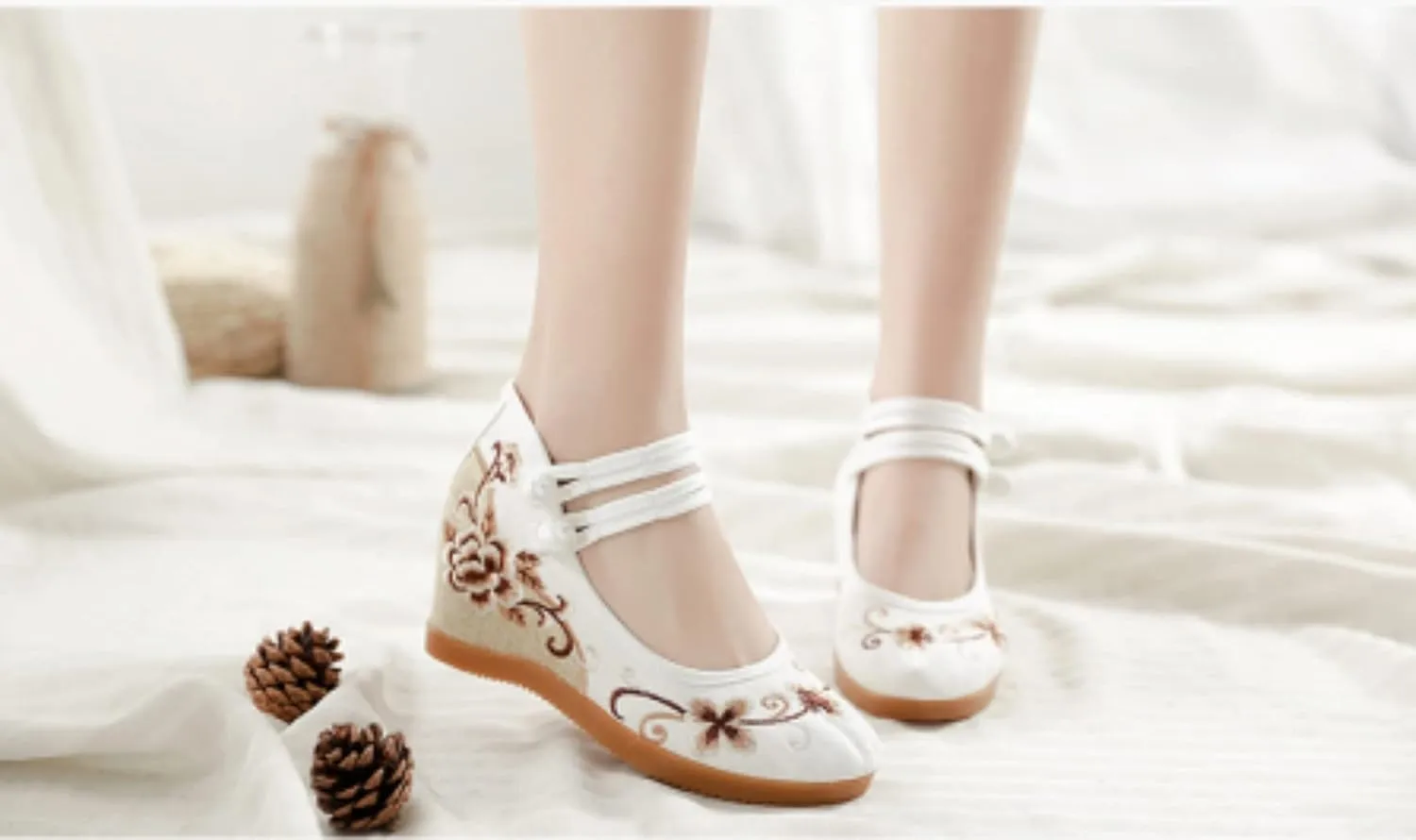 Embroidered Cloth Shoes Comfortable Round Toe Loafers Chinese Canvas Shoes Mary Jane Shoes