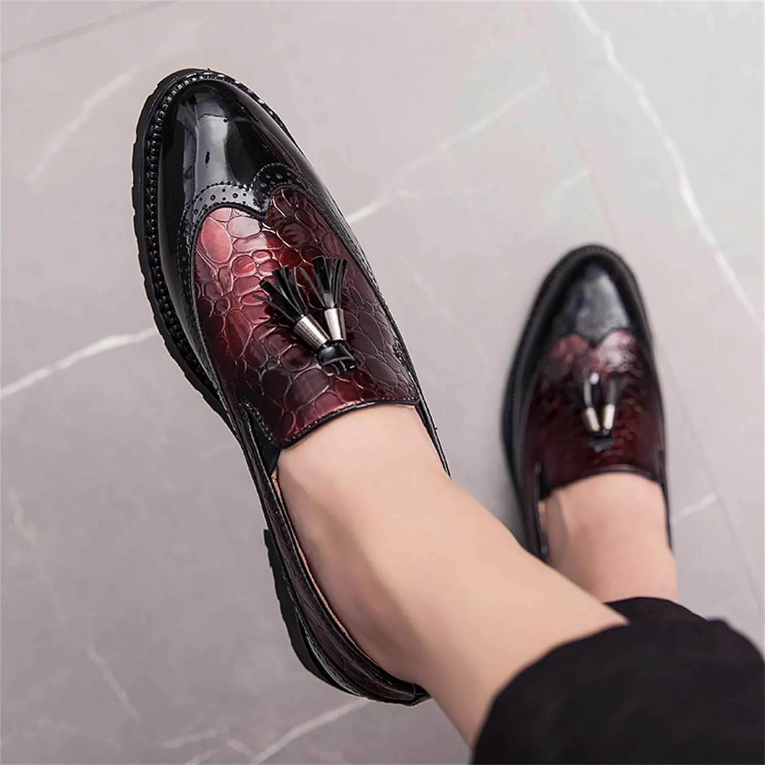 Men's Patent Leather Crocodile Pattern Tassels Slip On Loafers FashionRetro Wingtip Low Top Smoking Shoes for Business Wedding Party Formal