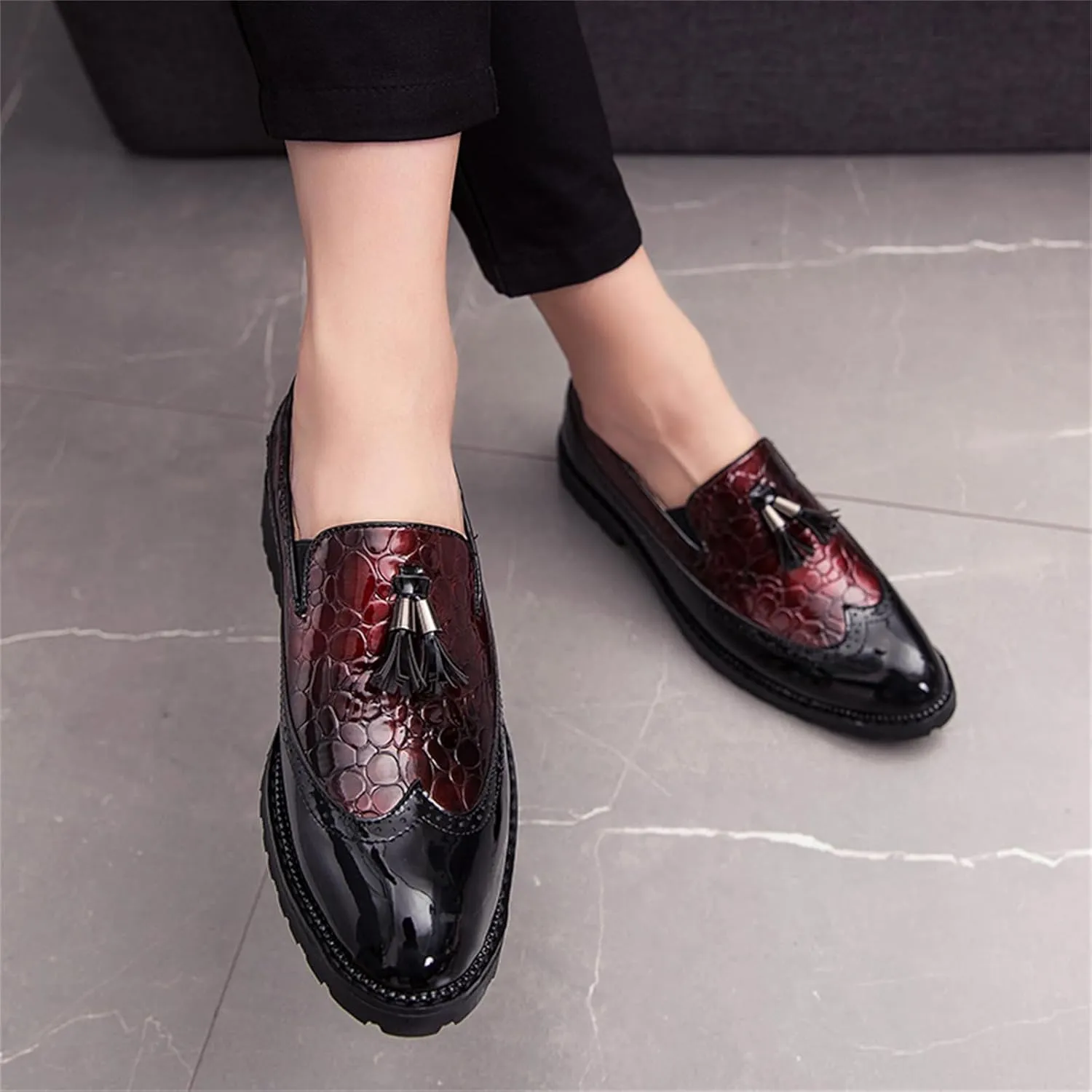 Men's Patent Leather Crocodile Pattern Tassels Slip On Loafers FashionRetro Wingtip Low Top Smoking Shoes for Business Wedding Party Formal