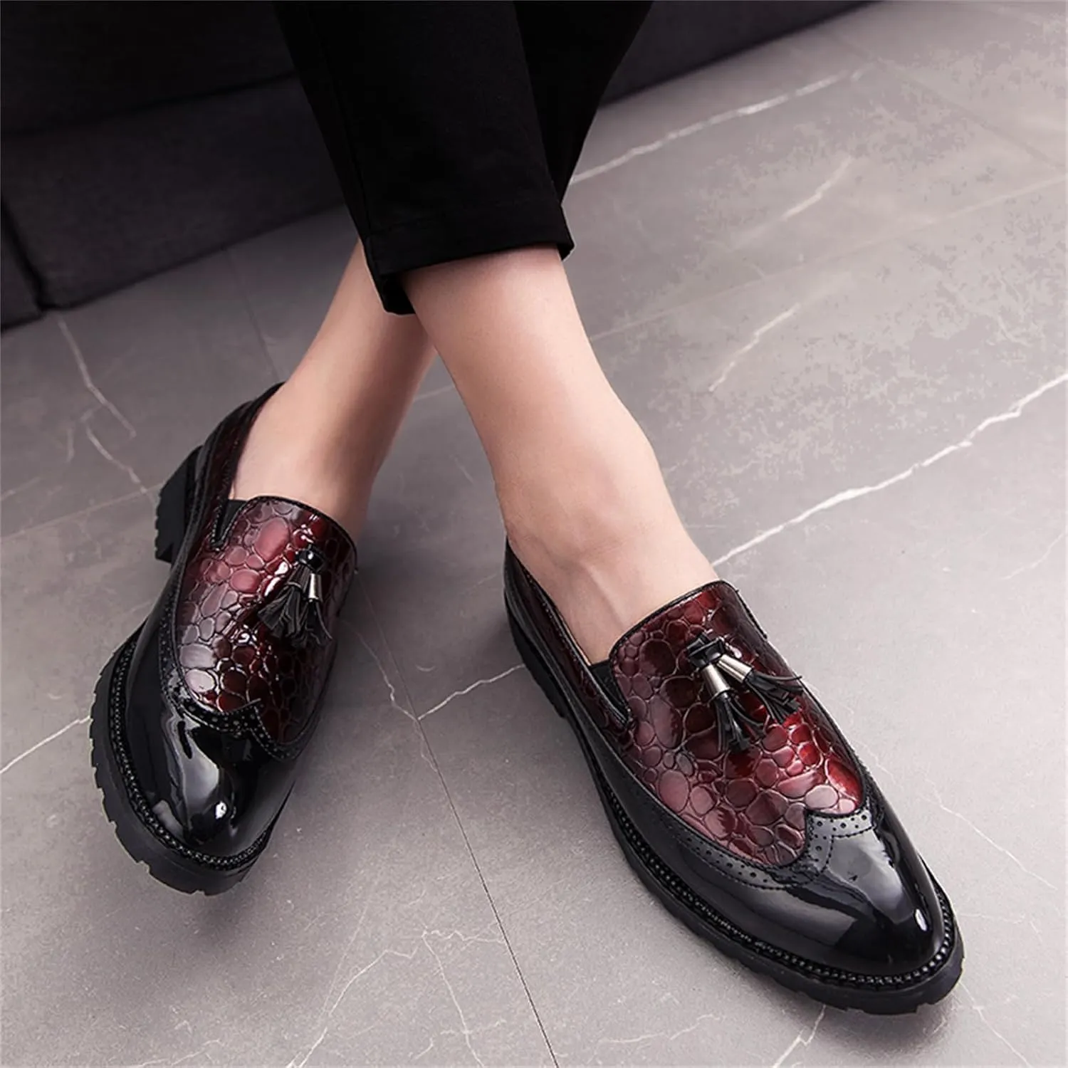 Men's Patent Leather Crocodile Pattern Tassels Slip On Loafers FashionRetro Wingtip Low Top Smoking Shoes for Business Wedding Party Formal