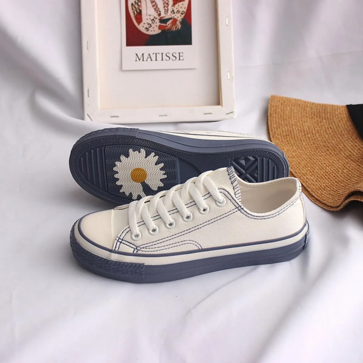 Women's Canvas Daisy Sneakers with Low-Top Casual Skate Shoes Retro Cute Anti-Slip Rubber Sole, Lightweight Walking Shoes for Girl