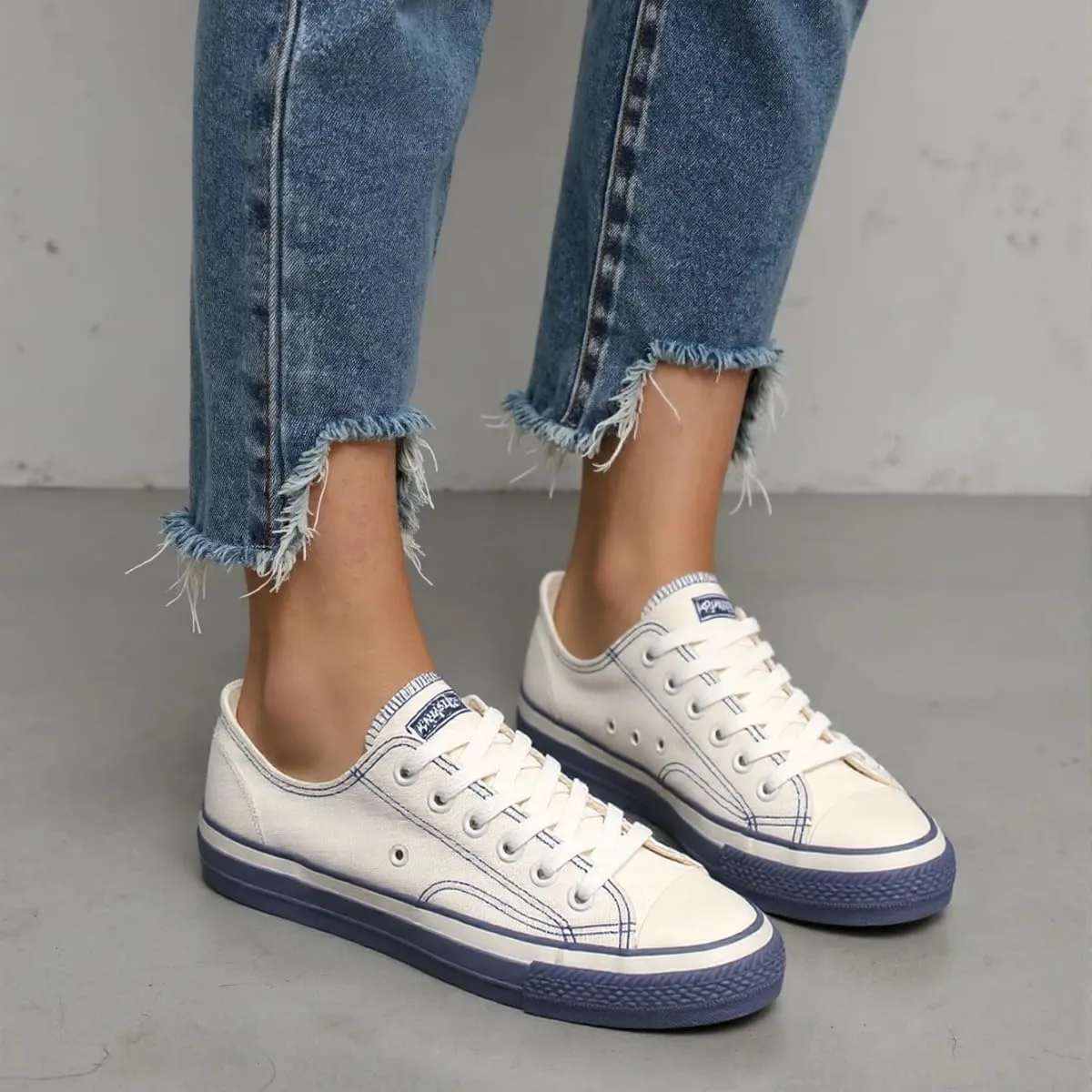 Women's Canvas Daisy Sneakers with Low-Top Casual Skate Shoes Retro Cute Anti-Slip Rubber Sole, Lightweight Walking Shoes for Girl