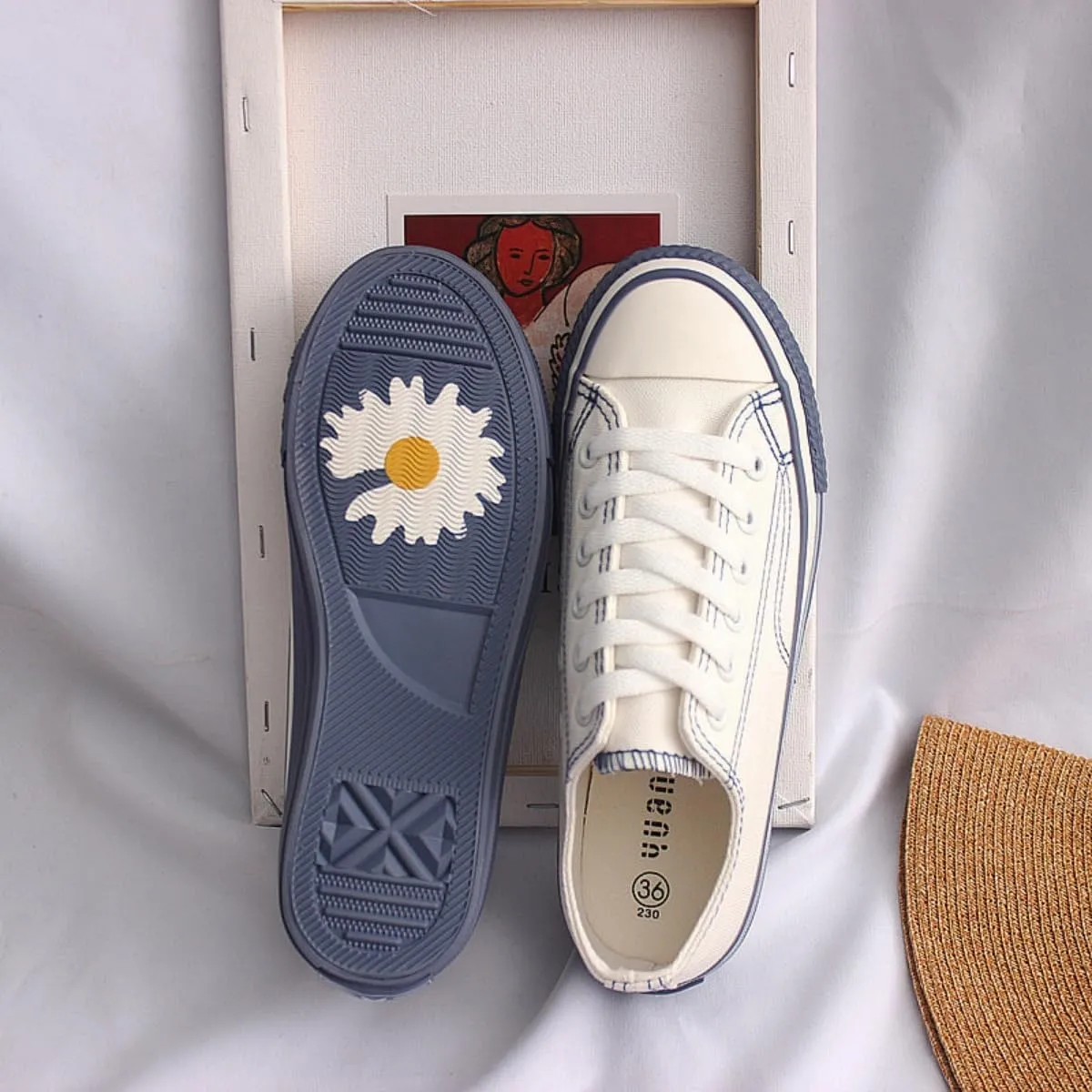 Women's Canvas Daisy Sneakers with Low-Top Casual Skate Shoes Retro Cute Anti-Slip Rubber Sole, Lightweight Walking Shoes for Girl