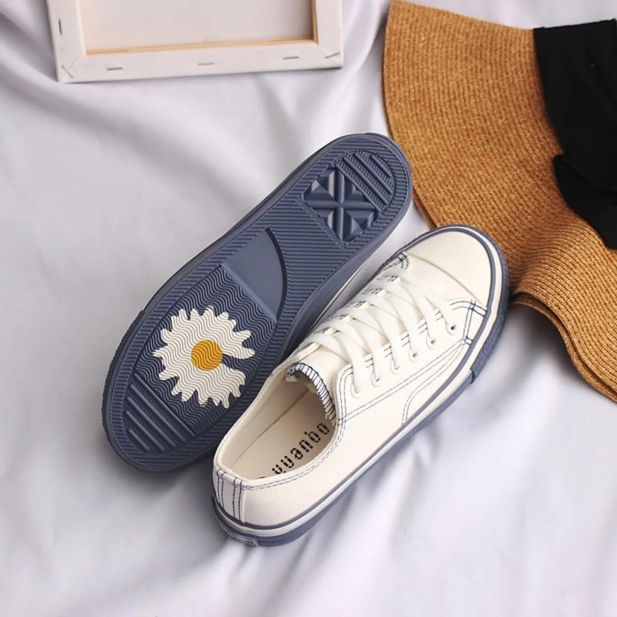 Women's Canvas Daisy Sneakers with Low-Top Casual Skate Shoes Retro Cute Anti-Slip Rubber Sole, Lightweight Walking Shoes for Girl