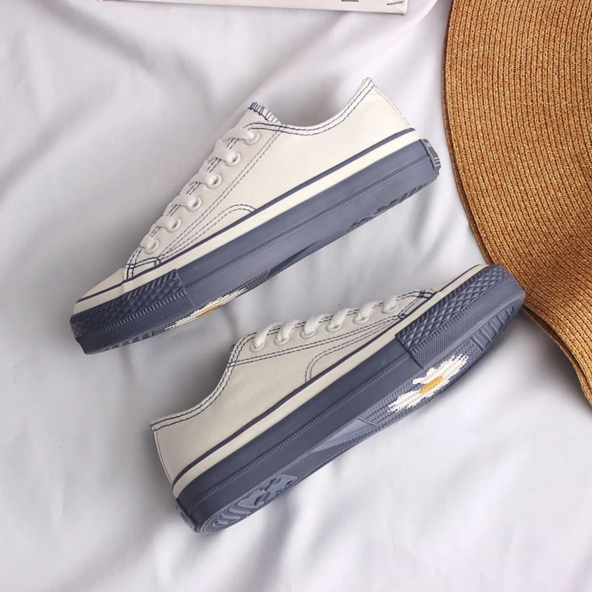 Women's Canvas Daisy Sneakers with Low-Top Casual Skate Shoes Retro Cute Anti-Slip Rubber Sole, Lightweight Walking Shoes for Girl